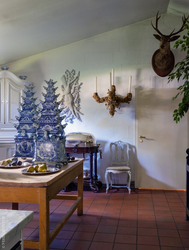 Фрагмент кухни при оранжерее. На столе — дельфтские вазытюлипьеры на заднем плане у стены — рокайльный стул шведской...