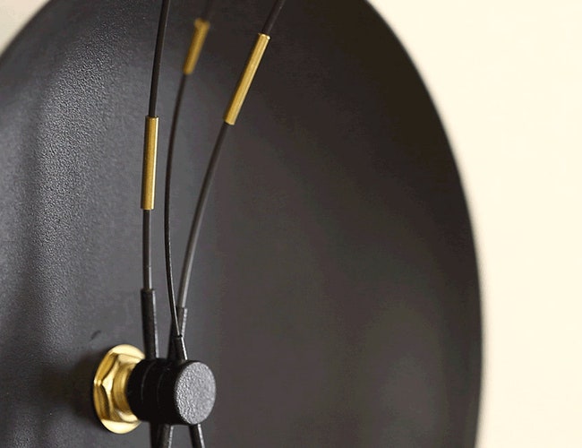 Настенные часы Orbits с вращающимися кольцами вместо стрелок | Admagazine
