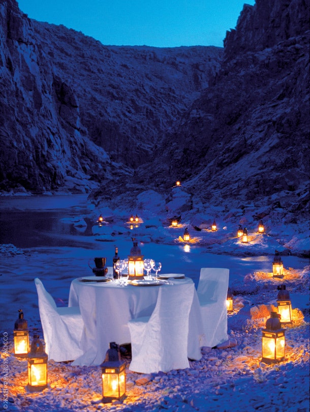По вечерам в ущелье СидиФла накрывают романтический ужин.