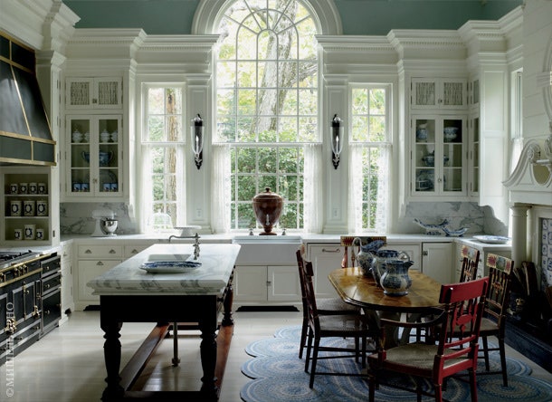 Тон в кухне задает высокое окно в палладианском стиле. Это помещение оформлено в духе английских кухонь XVIII века....