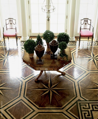 Роспись пола в двусветном холле имитирует наборный паркет. Восьмиугольный стол из клена сделан по эскизам Diamond...