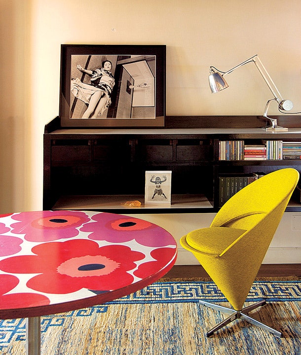 В спальне Нины — стол с принтом от Marimekko и стул Wire Cone дизайна Вернера Пантона.