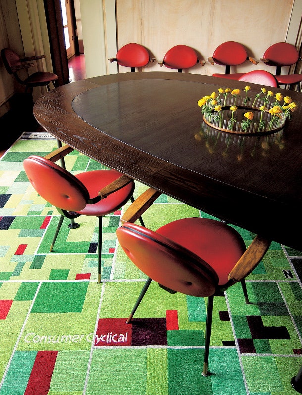 Столовая. Стол дизайна Бруно Матссона вокруг него стулья дизайна Карло Моллино. Лежащий на полу ковер сделан по эскизам...
