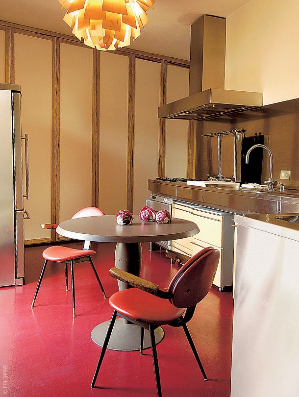 Кухню украшает лампа Artichoke дизайна Поуля Хеннингсена 1959.