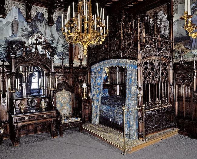 В готической спальне замка Нойшванштайн Людвиг II был арестован 10 июня 1886 года.