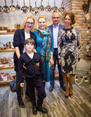 Журналист Рита Митрофанова с сыном телеведущая Алла Довлатова Дмитрий и Ирина Печерские quotШато де Вэссельquot