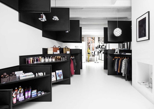 Интерьер магазина Frame в Амстердаме трехмерное пространство с чернобелыми панелями | Admagazine