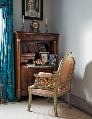 Занавески в гостиной сделаны из цветочной тафты от Oscar de la Renta французское кресло 1900‑е годы куплено в Париже...