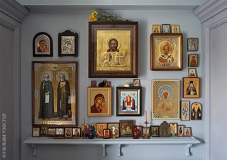Почетное место в спальне занимает коллекция икон все — собственность хозяев.