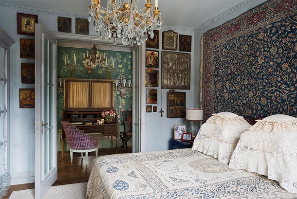 Покрывало на кровать из старинного кружева и накидки на подушки сделаны по аналогу личной спальни императрицы Александры...