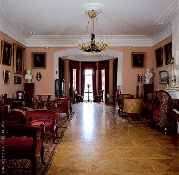 Боль­шая гос­ти­ная обстав­ле­на в ос­нов­ном ме­бе­лью из крас­но­го де­ре­ва 1830х1840х го­дов. По сте­нам разве­ша­ны...
