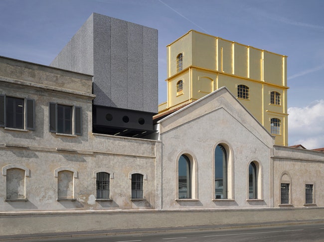 Центр искусств для фонда Prada в Милане облицевали сусальным золотом и зеркалами | Admagazine