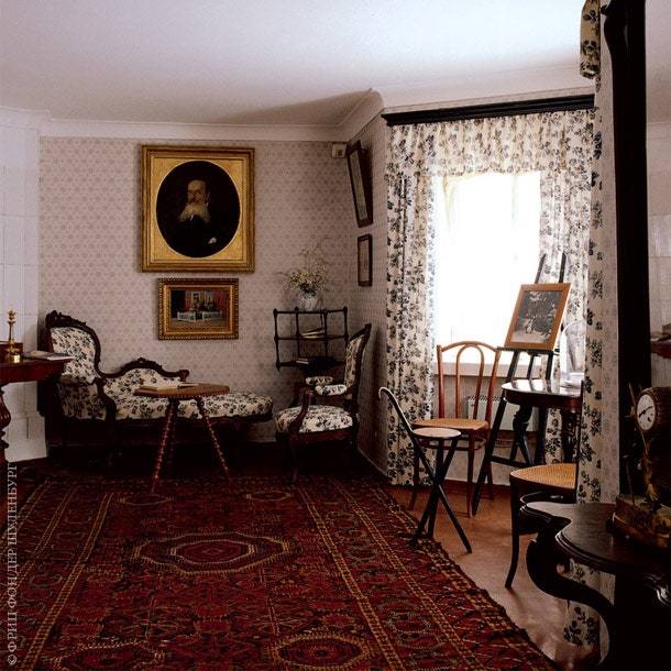Ком­на­та вто­ро­го этажа. Мяг­кая ме­бель кон­ца XIX сто­ле­тия сти­ли­зо­ван­ная под роко­ко. Сто­лик сту­лья и...