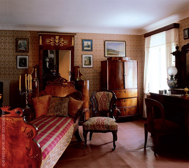Cпаль­ня. Боль­шая часть ме­бе­ли — 1830х го­дов. Рез­ная кро­вать красного дере­ва. Екате­­ринин­ское трю­мо с...