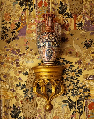 Стены “Персидской” гостевой спальни обиты тканью от Cowtan  Tout винтажная настенная полочка из Венеции керамическая...
