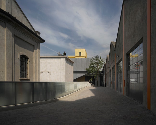 Центр искусств для фонда Prada в Милане облицевали сусальным золотом и зеркалами | Admagazine