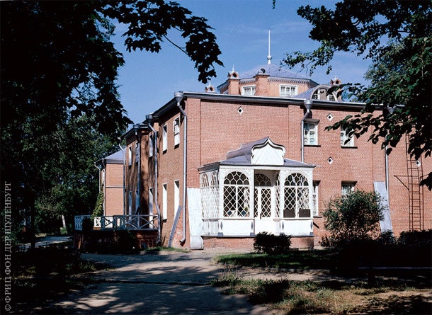 Дом в Му­ра­но­во постро­ен в 1842 го­ду поэтом Ев­ге­ни­ем Баратынским.