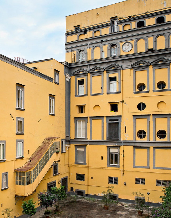 Палаццо РеалМонтеМанцодиСкала где расположена неаполитанская студия архитектора.
