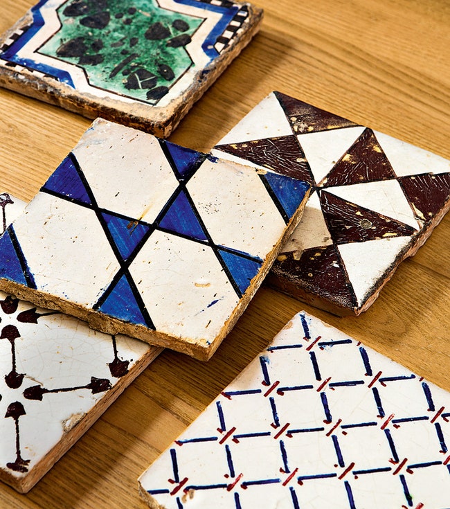Коллекция оригинальной плитки которую делают в коммуне ВиетрисульМаре — Франческо часто использует ее в проектах.