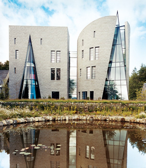 Фасады КоррурЛодж построенного архитектором Моше Сафди облицованы гранитом.