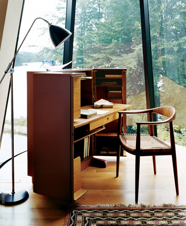 Гостевая комната. Письменный стол 1940х годов Дания. Стул JH501 дизайнер Ханс Вегнер Twentytwentyone.