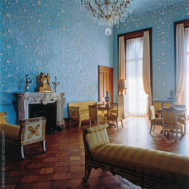 Голубая гостиная выдержана в белоголубой с золотом гамме модной в конце XVIII века. Сплошная гирлянда состоящая из более...