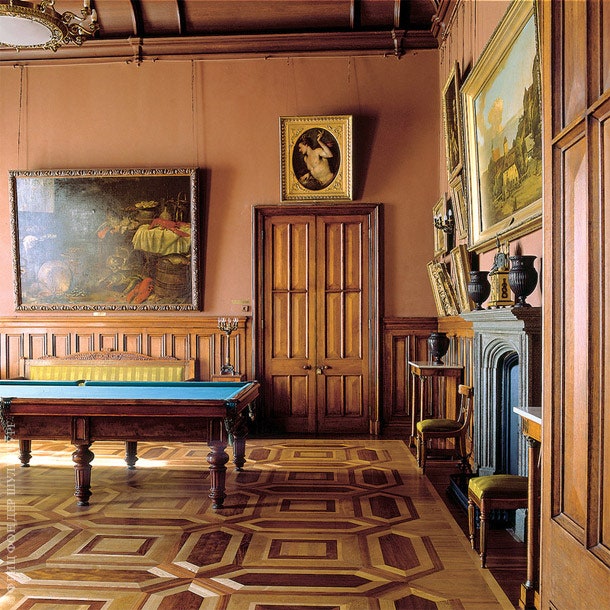 Бильярдная. Мебель Гамбса в центре — английский бильярдный стол с аспидными плитами под сукном.