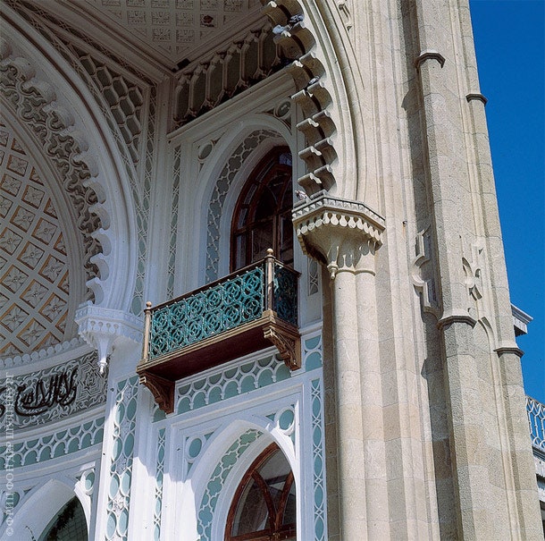 В архитектуре дворца Эдуард Блор почти буквально цитирует декор мавританской Альгамбры.