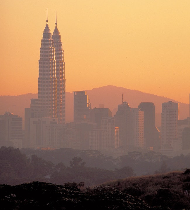 Небоскреб Petronas Towers в КуалаЛумпуре . Его высота — 452 м до 2004 года когда возвели небоскреб Taipei 101 он был...