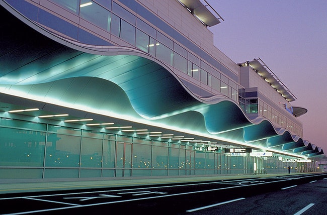Восточный пассажирский терминал международного аэропорта в Токио . Площадь объекта — 140 000 м².