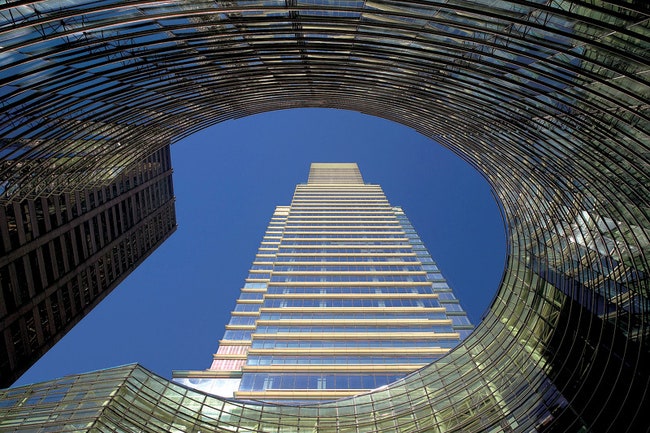 Офисный комплекс Bloomberg на Лексингтонавеню в НьюЙорке Пелли строил вместе со своим сыном Рафаэлем. Здание высотой в...