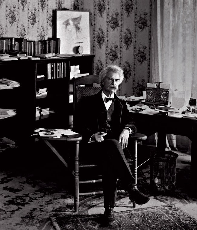 В XIX веке в обиход входят виндзорские стулья. На фото 1900 года Марк Твен сидит на виндзорском стуле со столешницей для...