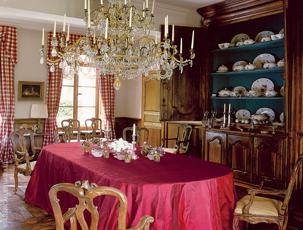Парадная столовая. Стулья буфет и люстра — французские XVIII век.