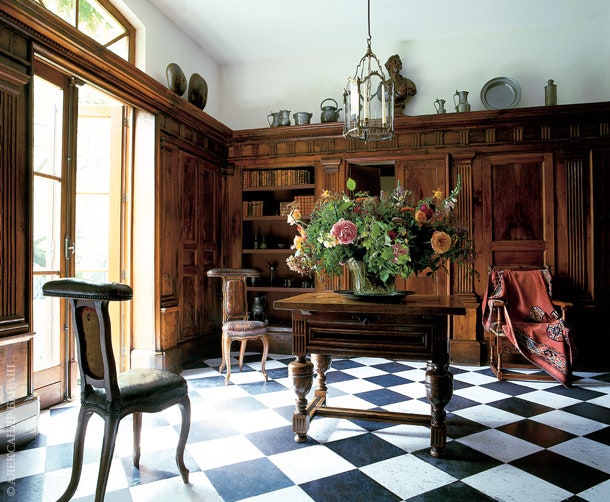 Ореховые панели на стенах библиотеки когдато украшали французскую аптеку. У барочного стола — стулья XVII века на...