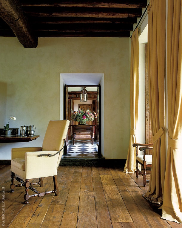 Вход из гостиной в библиотеку. На полу — антикварная доска из Лувра. Кресло с основанием эпохи Людовика XIII и...