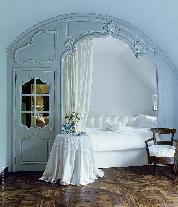 Гостевая спальня. Рисунок паркета Вервордт “позаимствовал” в Версале. Резная панель из сосны обрамляющая кровать —...
