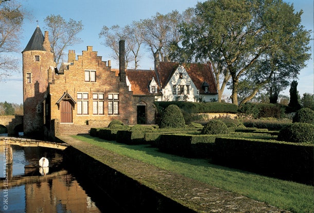 Семья ван дер Эльст владеет Оосткерке с 1934 года. Основу замка составляет башня XIV века к которой пристроен дом в...