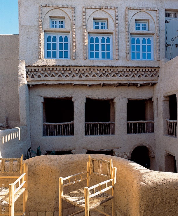 На балконе стоят традиционные марокканские кресла работы берберских мастеров.