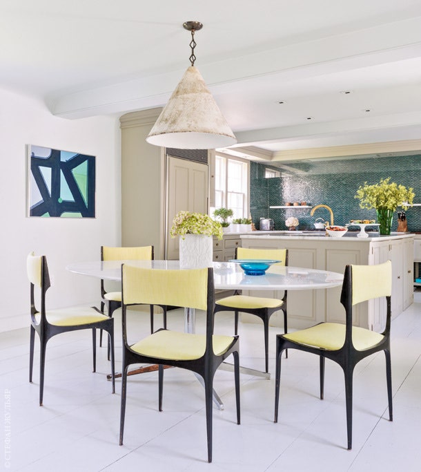 Столовая зона кухни. Мраморный обеденный стол на стальном основании по дизайну Флоренс Нолл окружают стулья 1960х годов...