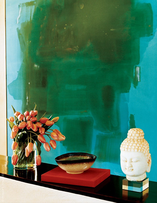 Фрагмент гостиной. Столик на котором стоят голова Будды и чаша из Марокко — антикварный. Полотно Хелен Франкенталер Ticket .