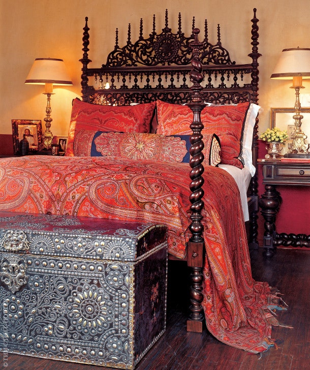 Португальскую кровать XVIII века дизайнер купил на антикварном аукционе в Лондоне. Перед ней — испанский дорожный сундук...