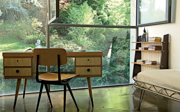 Гостевая спальня. Небольшой столик 1950х годов из светлого дерева стул Revolt по дизайну Фризо Крамера и железная...