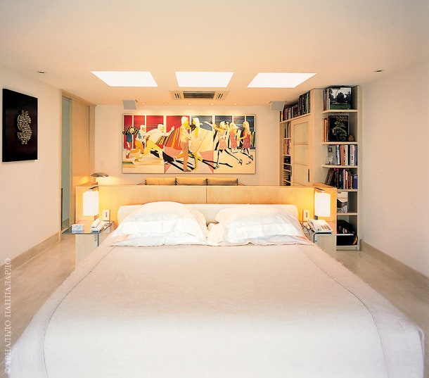 Спальня. Кровать со светильниками дизайнер Артур ди Матус Казас. На стене слева — картина “Доллар” Вальдемара Кордейру ....
