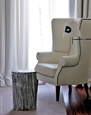 В гостиной одного из сьютов — белое крес­ло Maries Corner и алюминиевый табурет SomeSung Stool по дизайну Анона Пайрота...