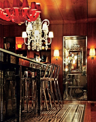 “Венецианский” салон отеля получил свое название изза разных муранских люстр которые Старк повесил над длинной барной...