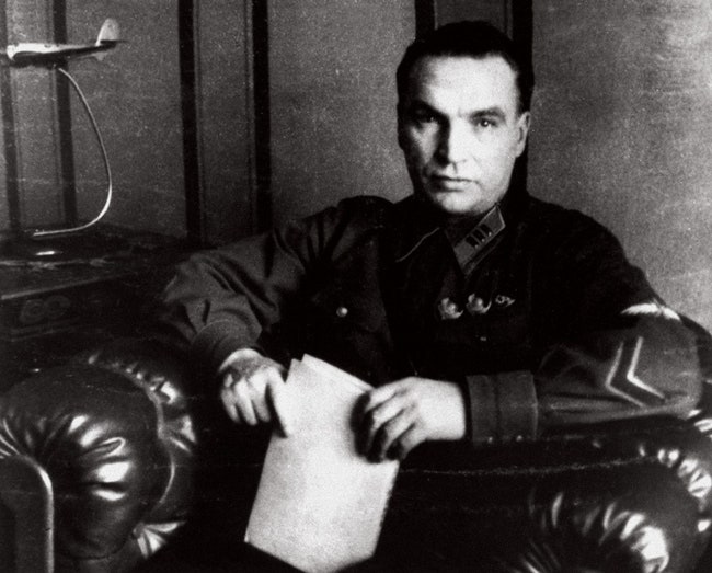 Валерий Чкалов в каби­нете своей квартиры на Земляном Валу 1938 год.