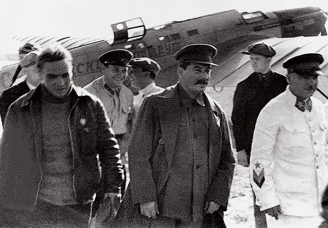 Чка­лов Ста­лин и Во­ро­ши­лов на Щел­ков­ском аэро­дро­ме 1936 год.