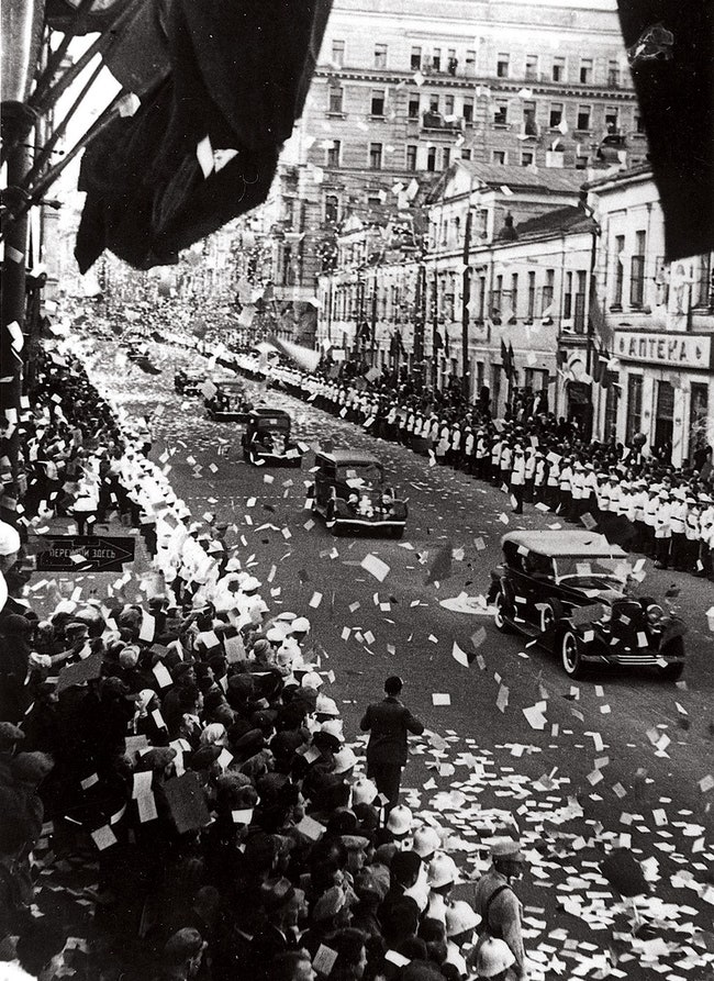 Торжественная встреча чкаловского экипажа в Москве 1937 год.