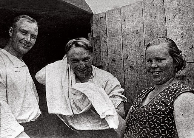 Бе­ля­ков и Чка­лов на ос­т­ро­ве Удд в до­ме у Ф. А. Смир­но­вой. Июль 1936 го­да.