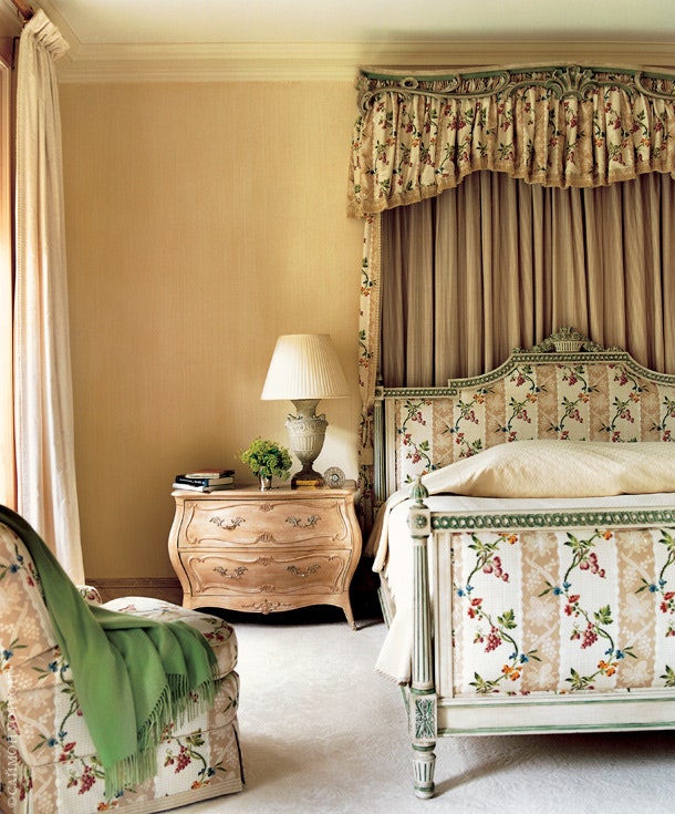 Хозяйская спальня. Кровать дизайнер Джулия Грей. Комод в стиле Людовика XV служит прикроватным столиком.